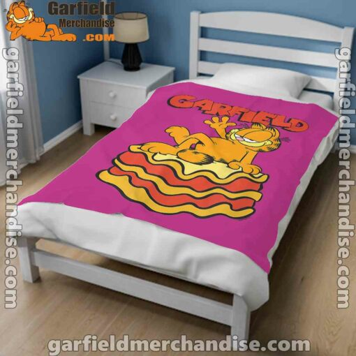 garfield lasagna slice pose pink blanket